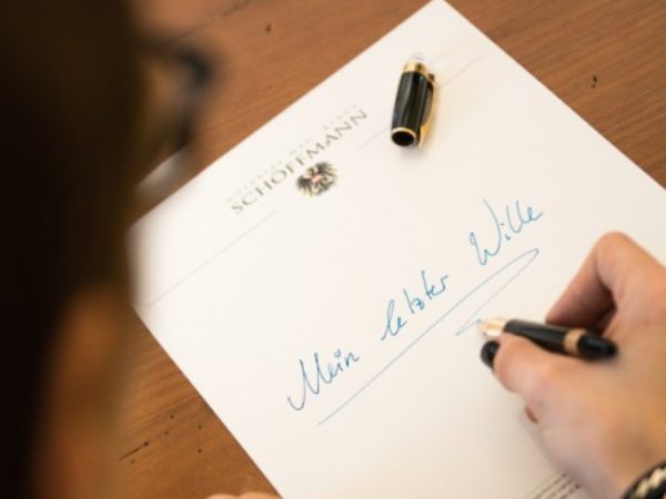 Weißes Blatt Papier mit Logo Notar Schöffman und handgeschrieben Worten: Mein letzter Wille