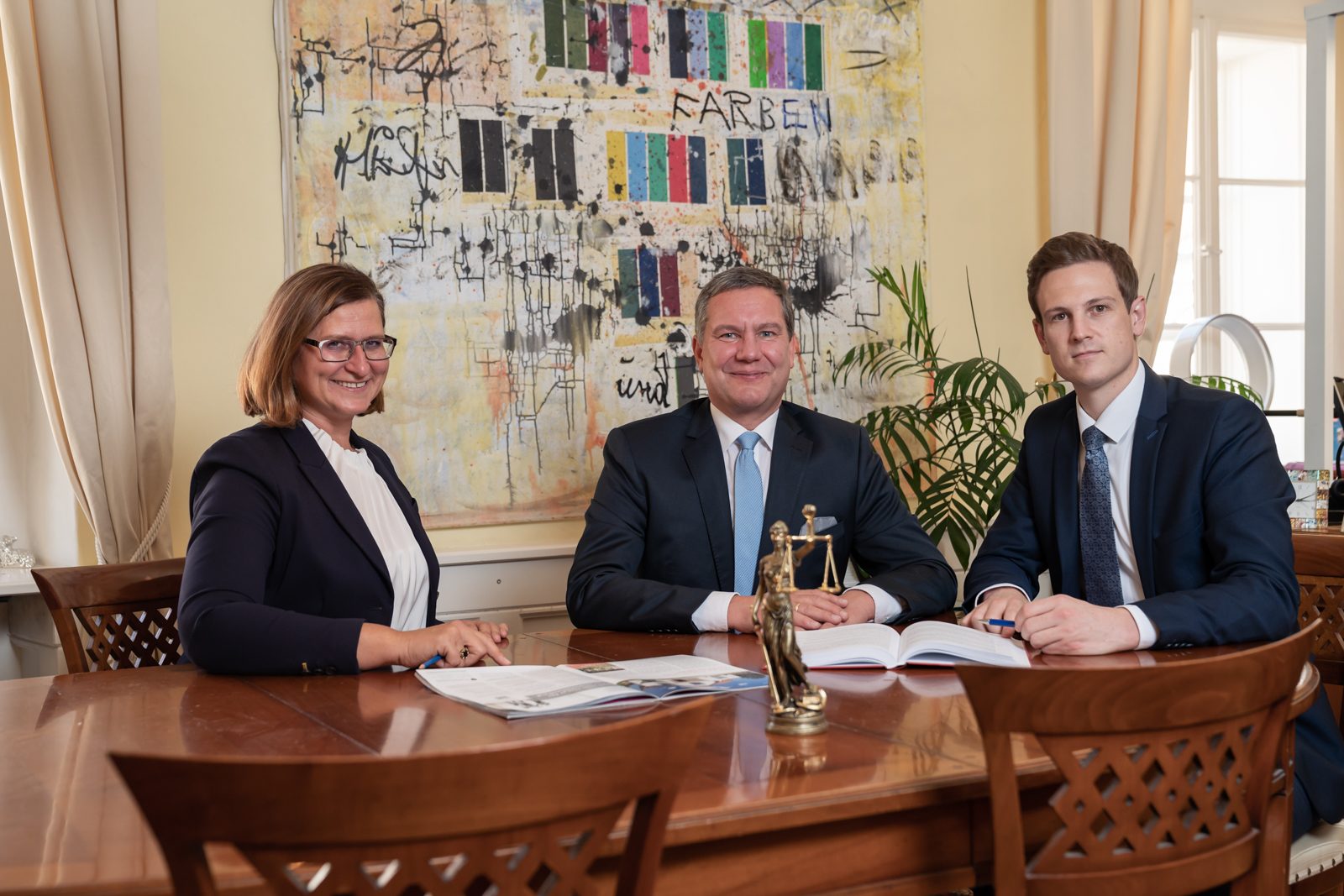Teambild von den juristischen Teammitgliedern: Mag. Klaus Schöffmann Notar, Dr. Bettina Piber Notarsubstitutin, Mag. Hannes Plieschnegger Notarsubstitut